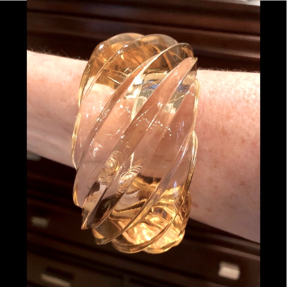 Neiman Marcus, vintage 90’s light amber grooved Lucite bangle bracelet 2 1/2"w - Picture 2 of 16